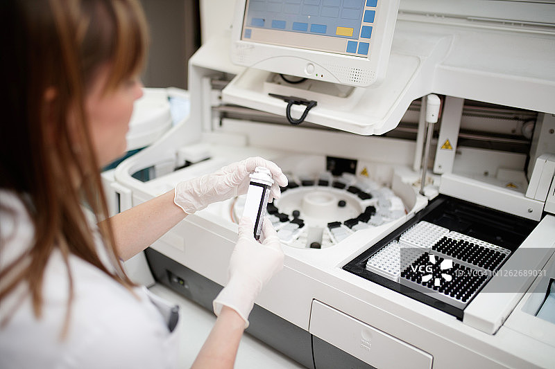 戴防护手套将样本放入医疗工具图片素材