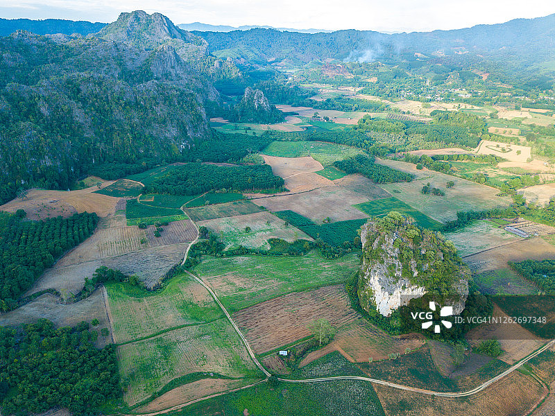 泰国帕尧府，绿色季节期间，富朗卡森林公园石灰岩山脉的鸟瞰图图片素材