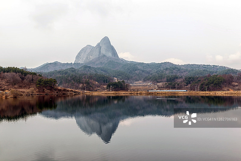 湖中奇特的山峰及其倒影图片素材