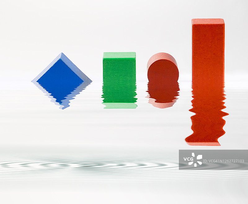 水面上反射的不同几何形状的木质物体图片素材