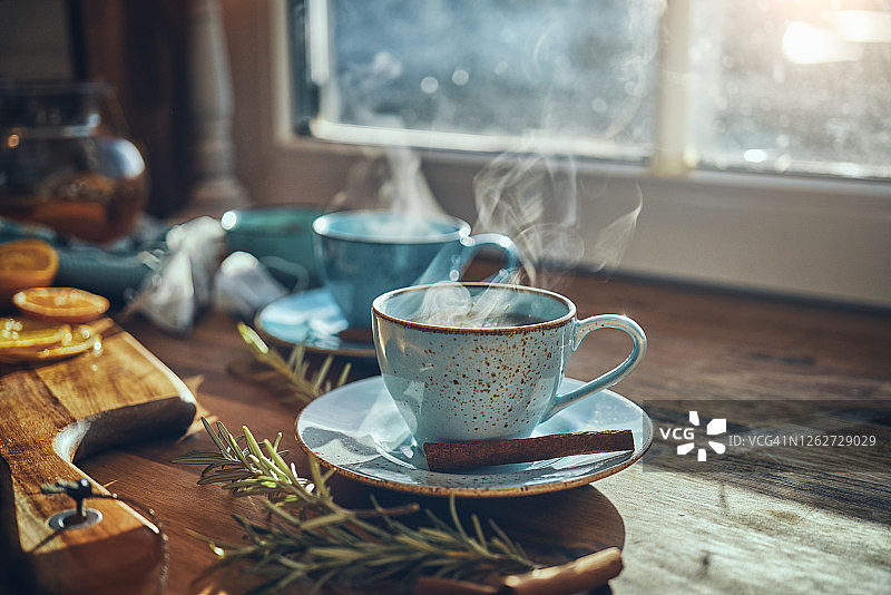 橙子肉桂迷迭香水果茶图片素材