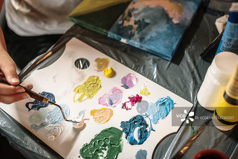 艺术家调色板上的丙烯颜料特写图片素材