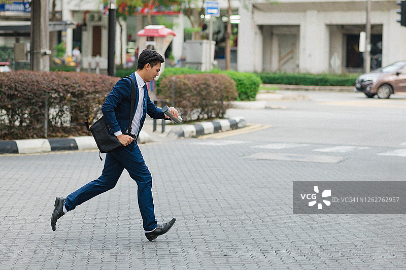 赶着去上班图片素材