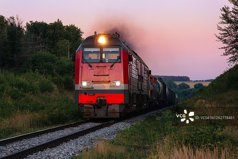 强劲内燃机车牵引重型货运列车图片素材