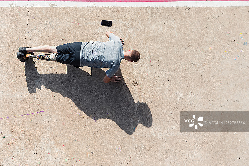 在公园做俯卧撑的退伍军人的高角度视图图片素材
