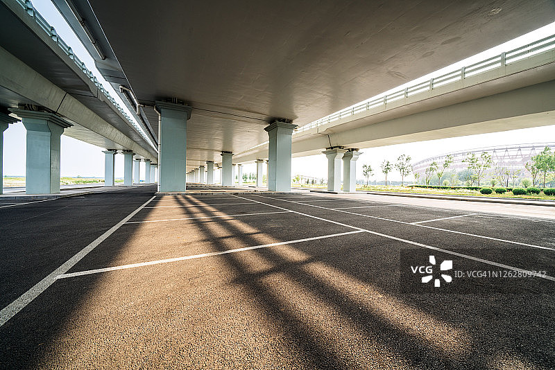 高架桥下的停车场图片素材