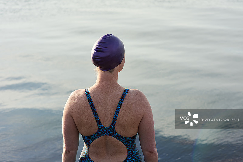 日落时分在海边的女游泳者图片素材