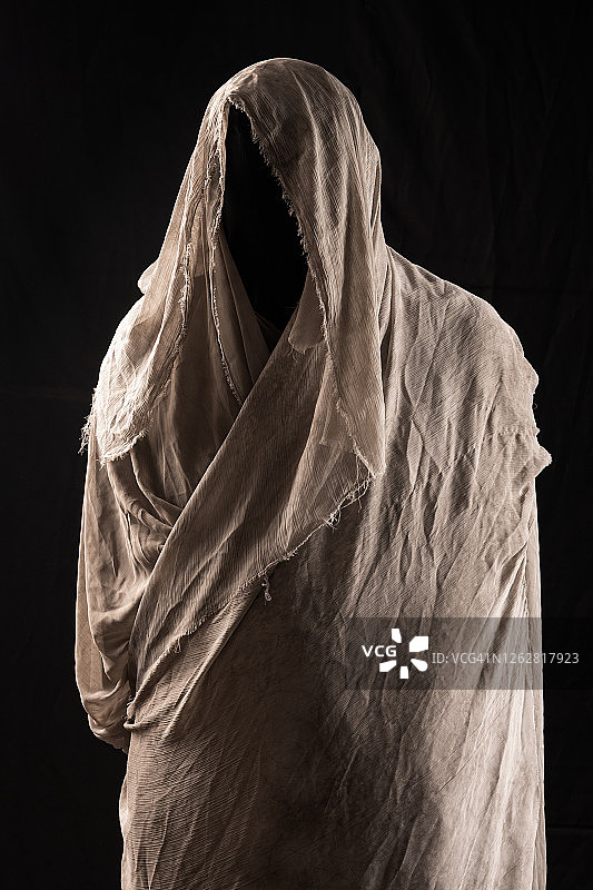 万圣节幽灵恶魔恐怖概念，白色长袍的恐怖身体图片素材