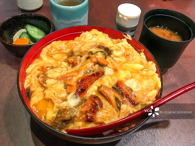 鳗鱼玉子盖饭图片素材