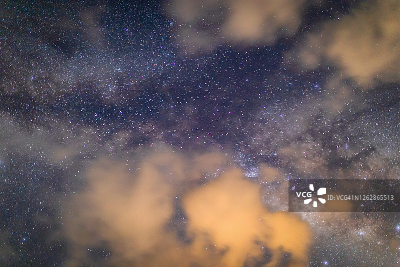 宇宙中的银河星系与星尘图片素材