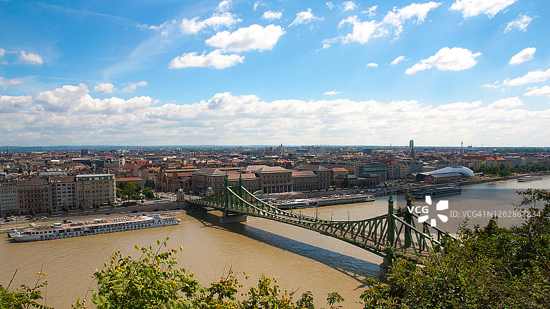 匈牙利布达佩斯多瑙河上的自由桥景观图片素材