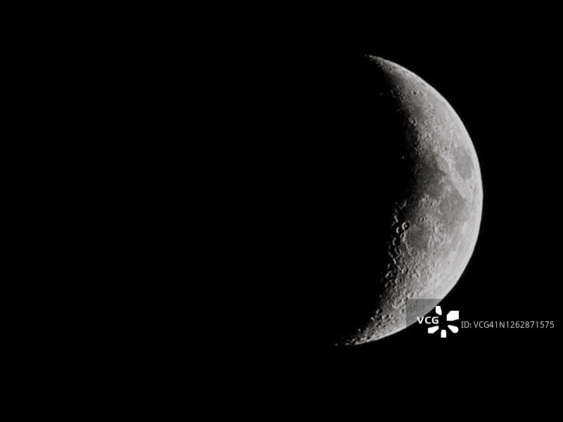 夜空中的月亮图片素材