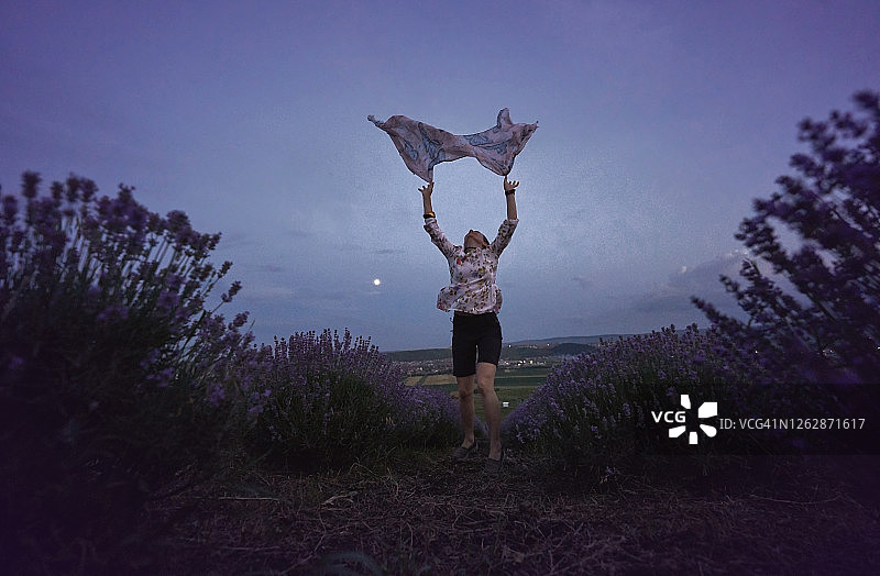 女人享受夜晚的薰衣草节图片素材