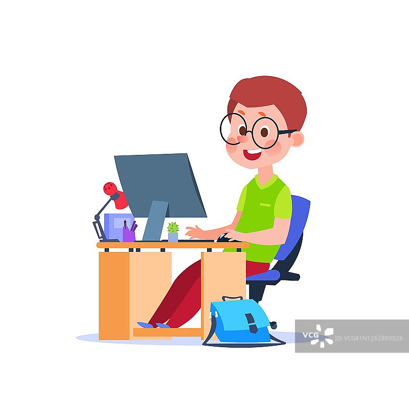 使用电脑的儿童，卡通男孩在书桌上用笔记本电脑学习，学生学习代码矢量概念图片素材