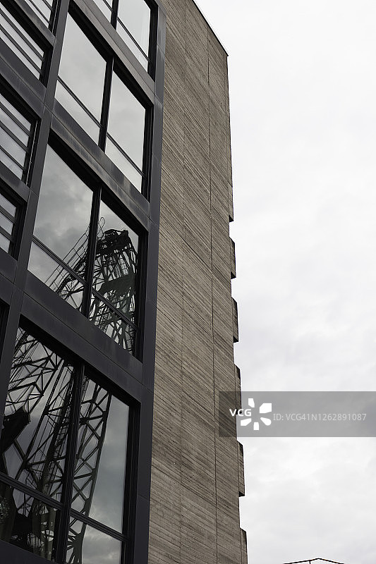 旧货运起重机在窗户中的倒影图片素材