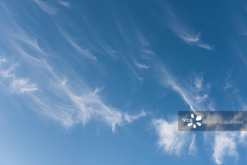 稀疏蓝天中的钩卷云图片素材