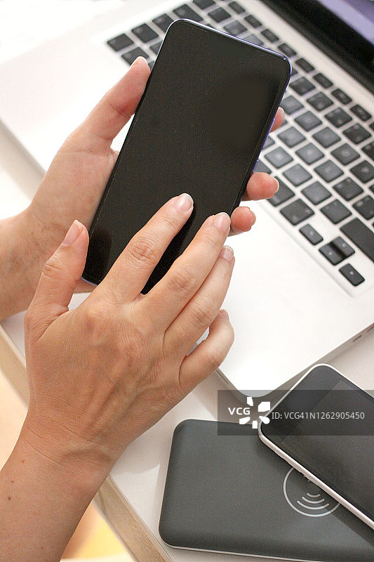 带有电池的手机图片素材