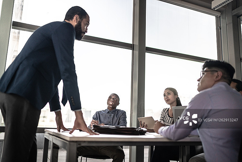 经理与同事举行商务会议图片素材