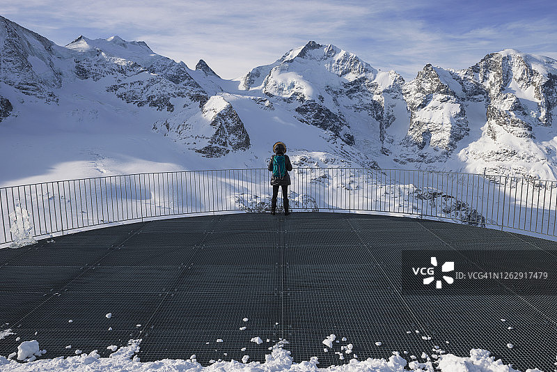 从迪亚沃莱扎平台看到的景色，中心是伯尔尼纳峰，伯尔尼纳山脉图片素材