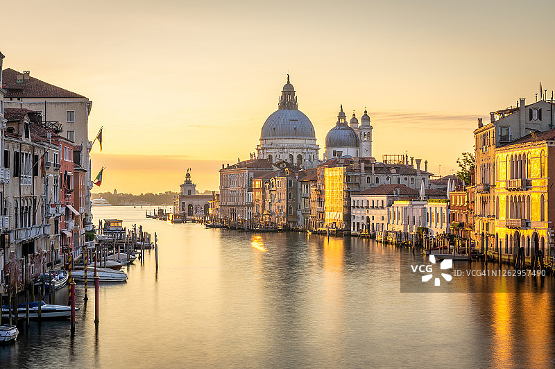 意大利学院桥日出时分的威尼斯大运河图片素材