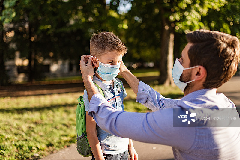 男孩返校图片素材