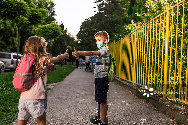 两个学童返校图片素材