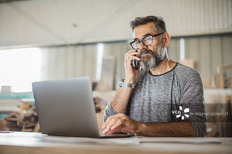 木匠在他的工作室里工作图片素材