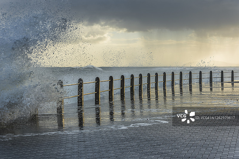 暴风雨袭击长廊图片素材
