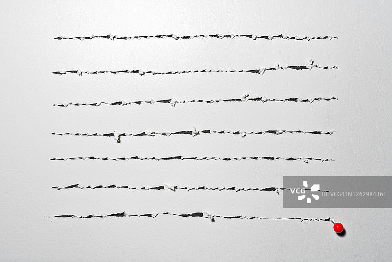 红色图钉刮擦白纸图片素材