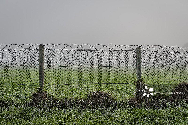 远离危险：带刀片的防护围栏图片素材