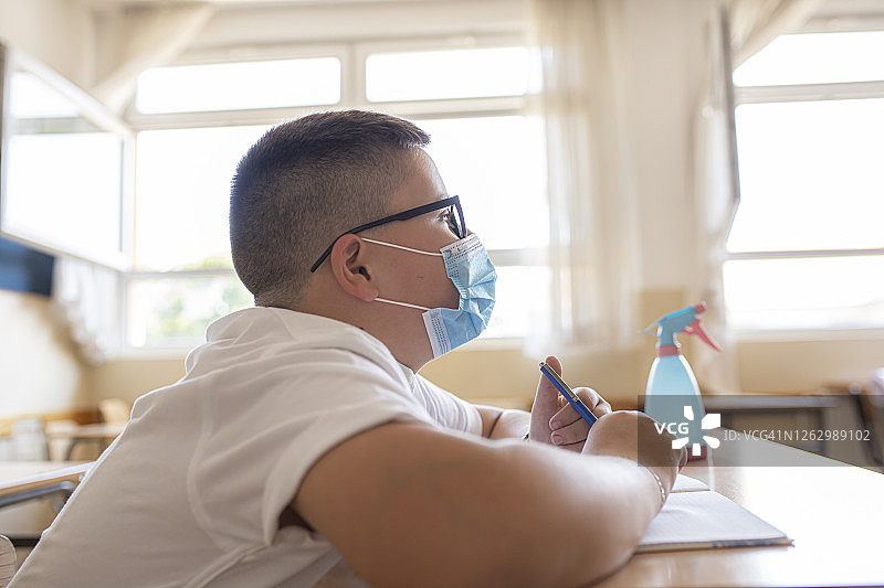 疫情期间，青少年在课堂上课图片素材