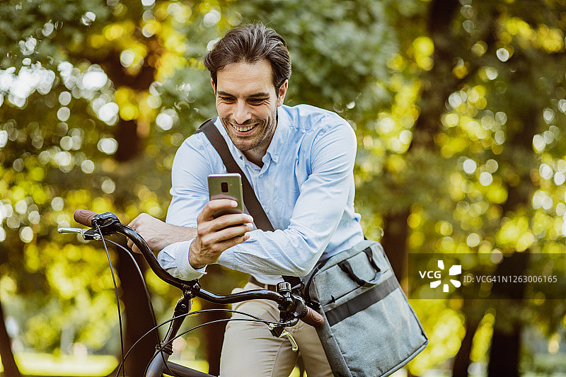 骑自行车上班图片素材