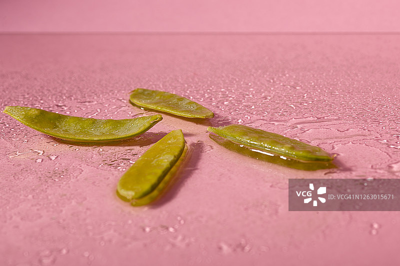 纯色背景上的绿色糖荚豌豆图片素材