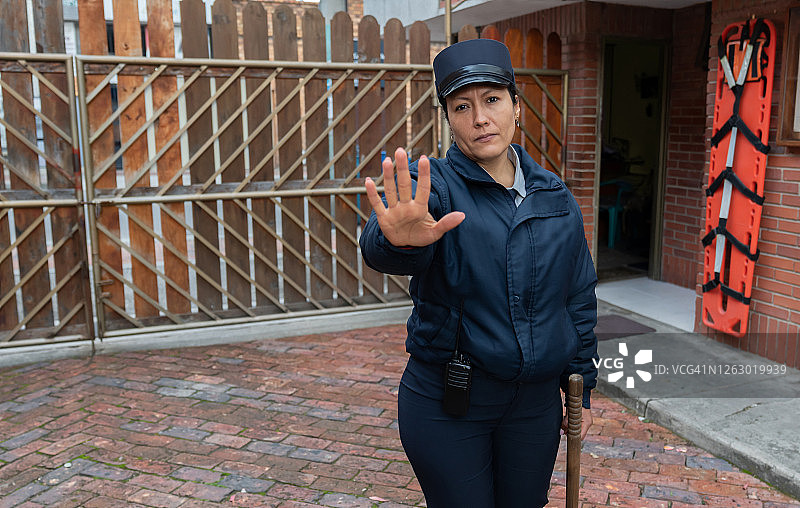 保安阻止人们擅自闯入私人住宅图片素材