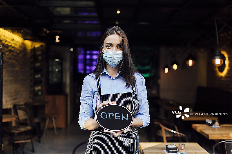 年轻女服务员的肖像照图片素材