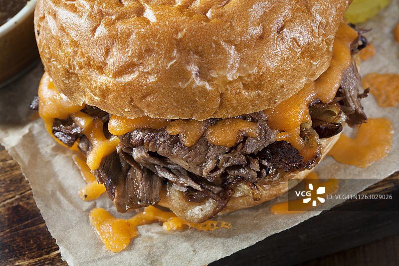 烤牛肉切达干酪三明治配烤洋葱面包图片素材