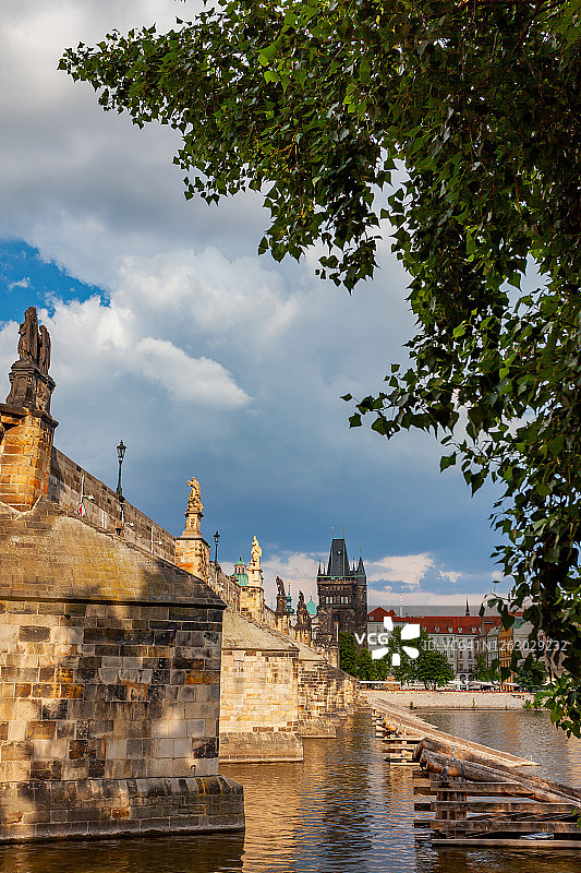 捷克共和国布拉格夏季的查理大桥图片素材