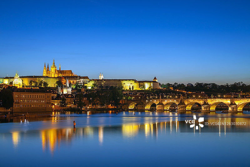 夜幕下的查理大桥和布拉格城堡图片素材