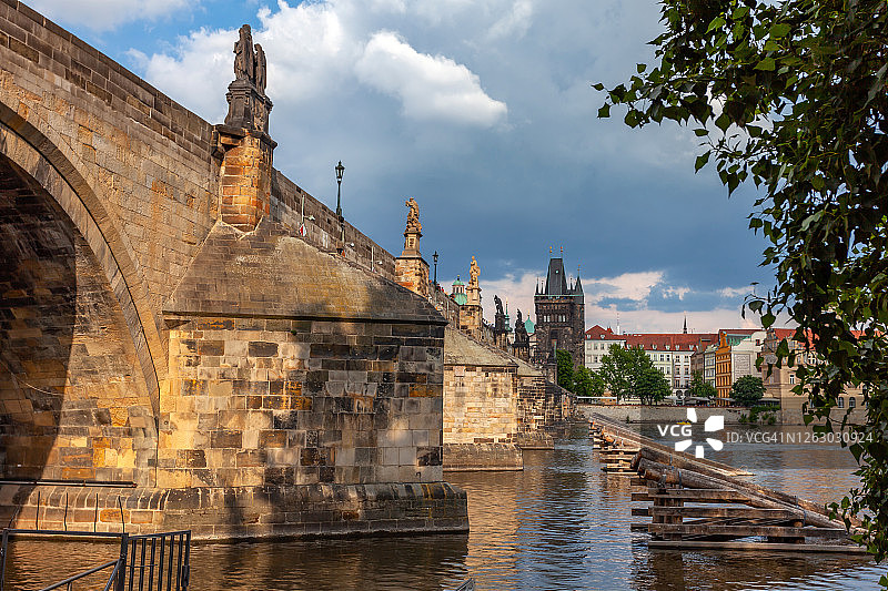 捷克共和国布拉格夏季的查理大桥图片素材