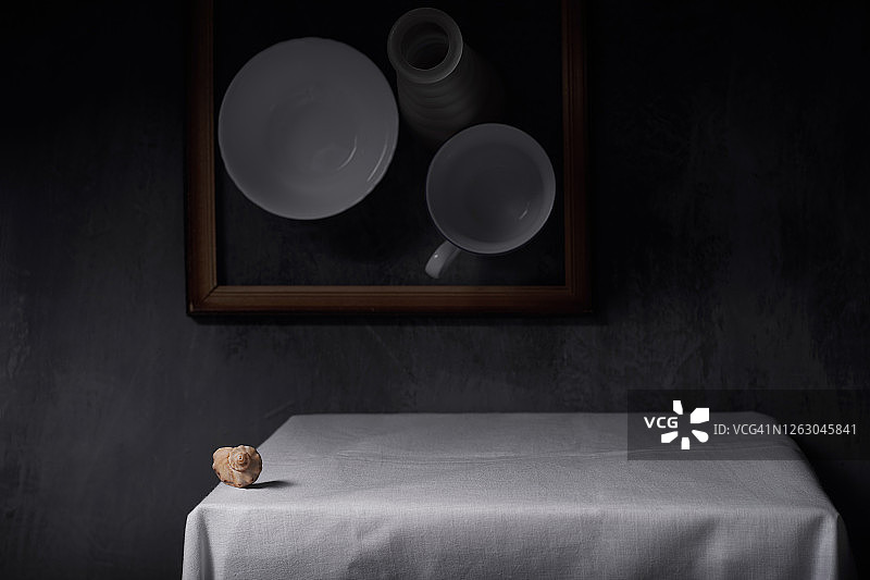 白色桌布上贝壳的静物图片素材