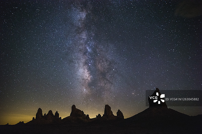 银河升起在特罗纳尖峰的轮廓之上图片素材