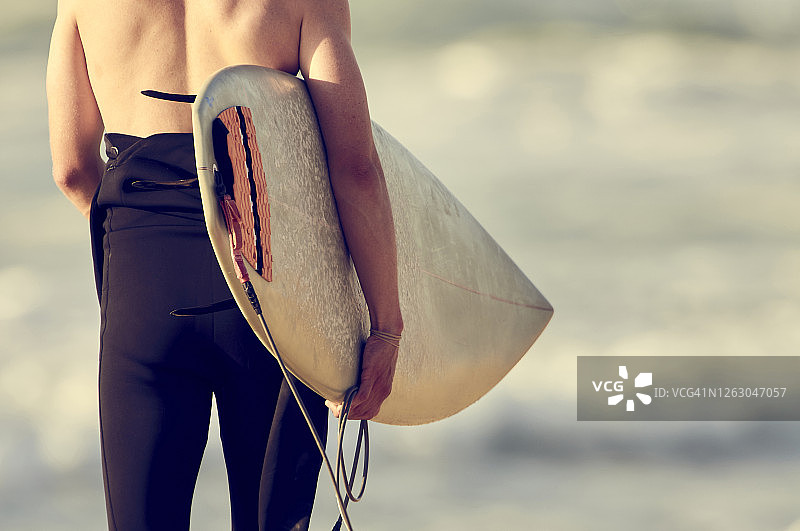 准备冲浪的男人图片素材