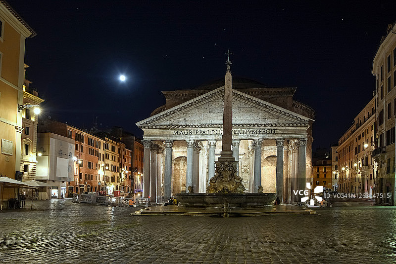 夜幕下罗马万神庙与满月，意大利拉齐奥图片素材