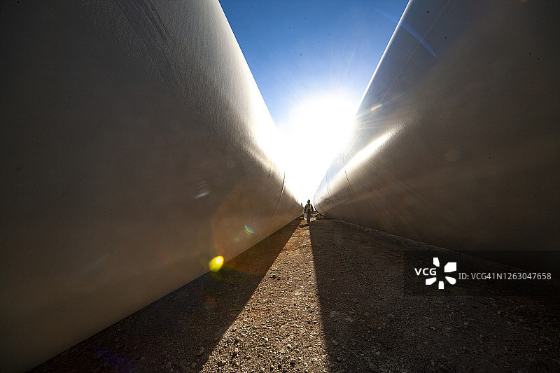 人在德克萨斯州戴维斯堡风力发电场的叶片间行走图片素材