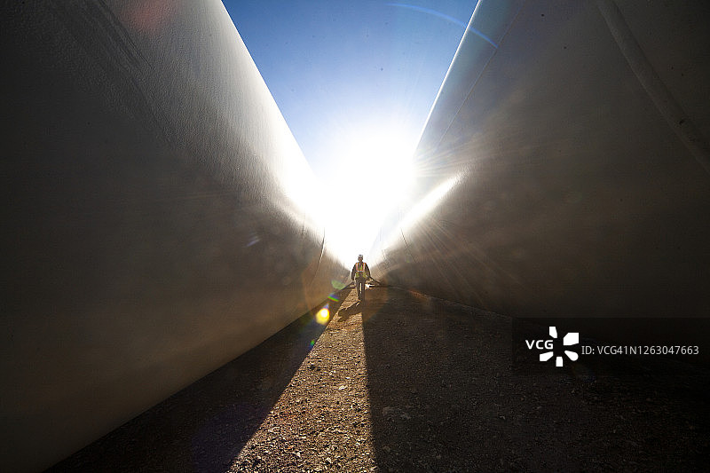 人在德克萨斯州戴维斯堡风力发电场的叶片间行走图片素材