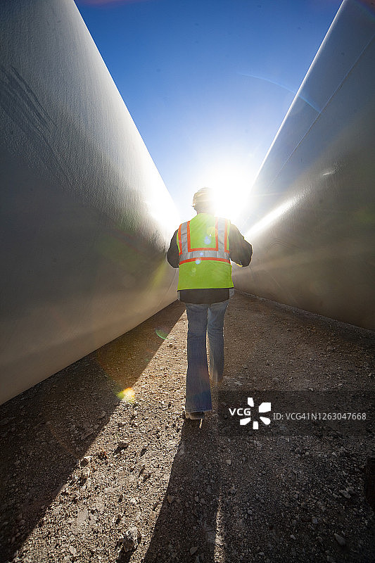 人在德克萨斯州戴维斯堡风力发电场的叶片间行走图片素材