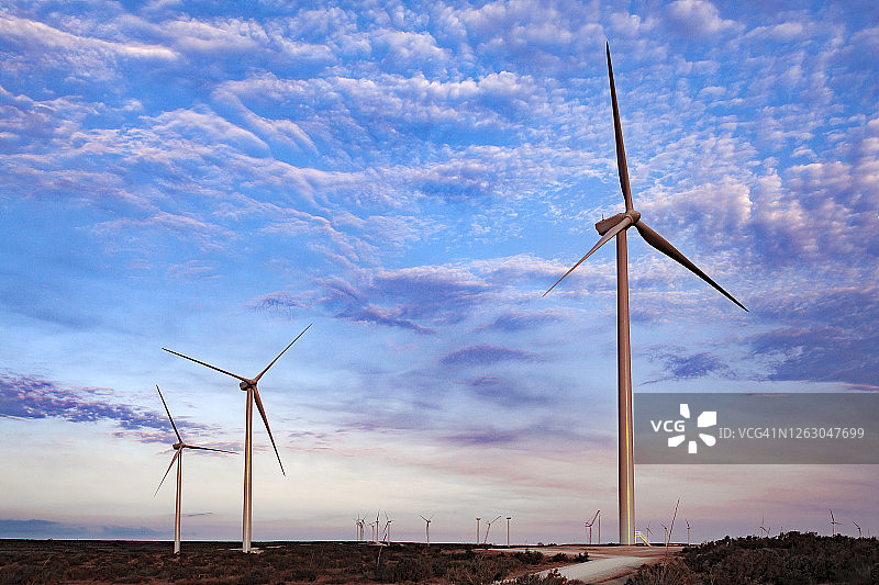 德克萨斯州戴维斯堡风力发电场与绚丽的天空图片素材
