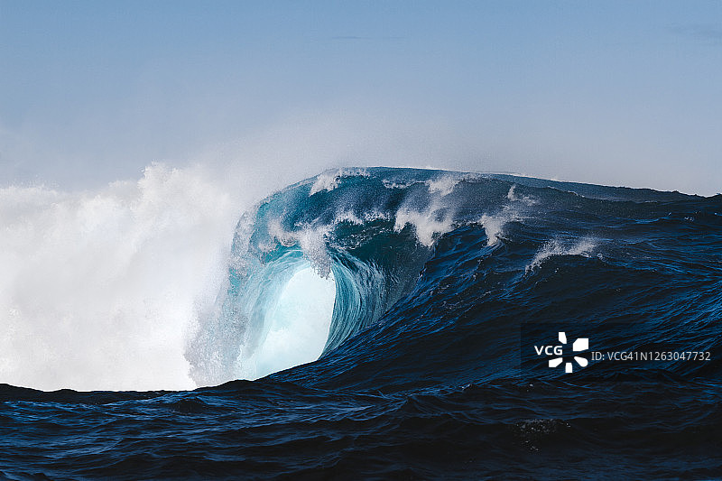 大西洋中强大的海浪图片素材