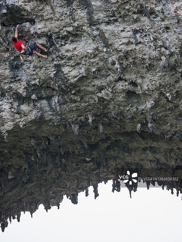 男人在阳朔月亮山攀岩图片素材