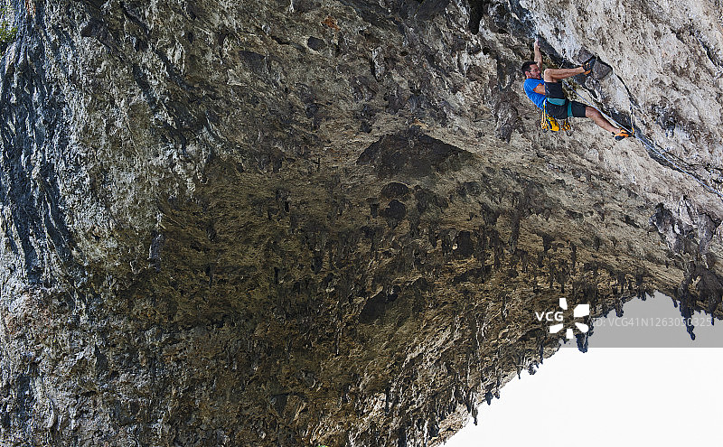 男人在阳朔月亮山攀岩图片素材
